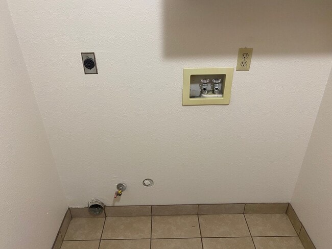 Building Photo - 3 Bedroom 2 Bathroom Golden West school di...