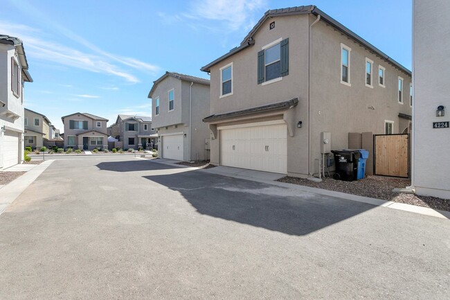 Building Photo - Stunning 3-Bedroom Home with Garage in Pho...