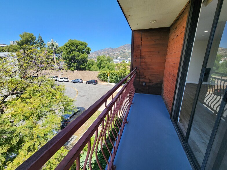 Building Photo - 626 N Isabel St