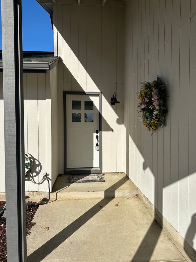 Building Photo - Updated 3 bedroom 1.5 bath house in Eugene!