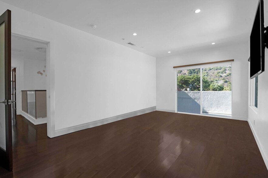 Building Photo - Experience Modern Luxury in this Stunning 4-Bedroom Smart Home in the Heart of 90027