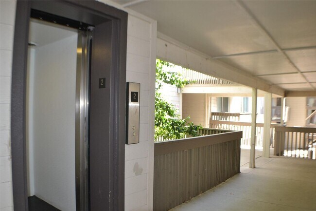 Building Photo - Condo Near Love Field Airport