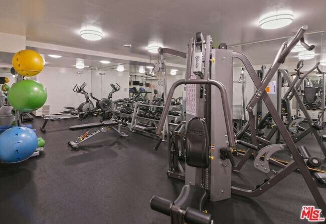 Building Photo - 100 S Doheny Dr