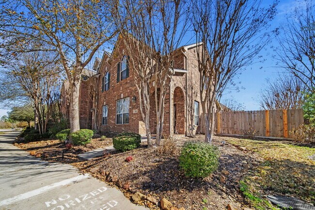 Building Photo - Exceptionally well-maintained Sterling Ridge Townhome boasts an array of desirable features!