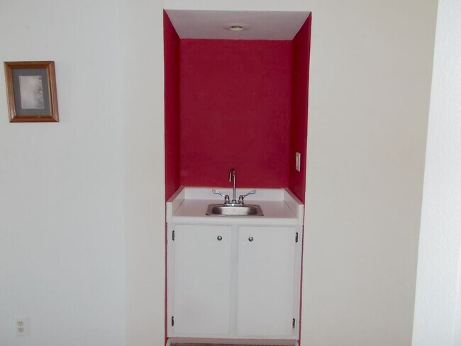 Building Photo - 2 Bed / 2 Bath Fully Furnished Condo – Top Floor Living!