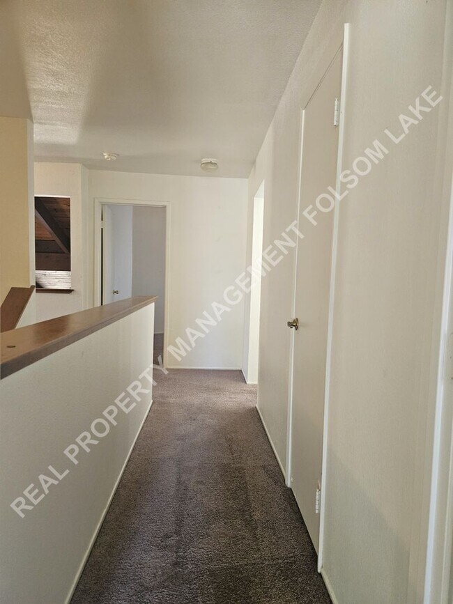 Building Photo - Spacious 3 bedroom 2.5 bath in South Davis