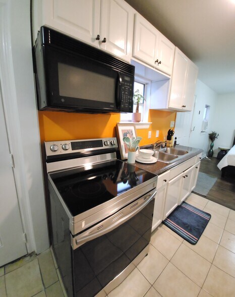 Building Photo - 4871 Tchoupitoulas St