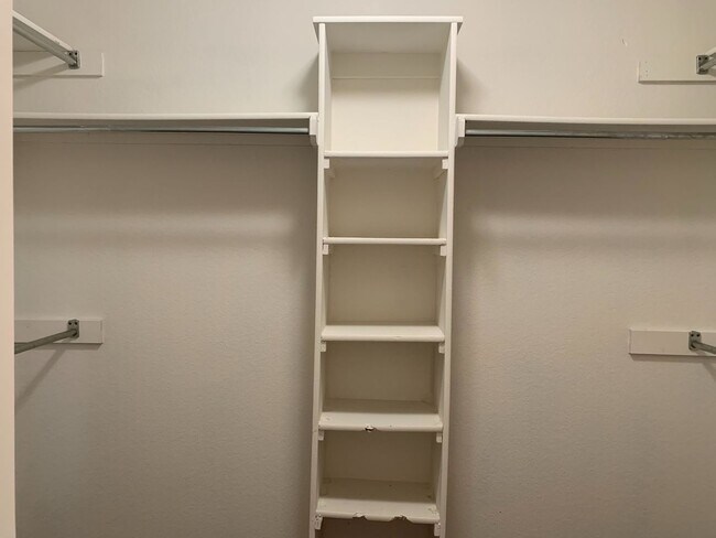 Building Photo - 2404 Canterbury Ct
