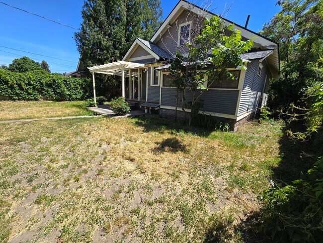 Building Photo - Garland District Home!
