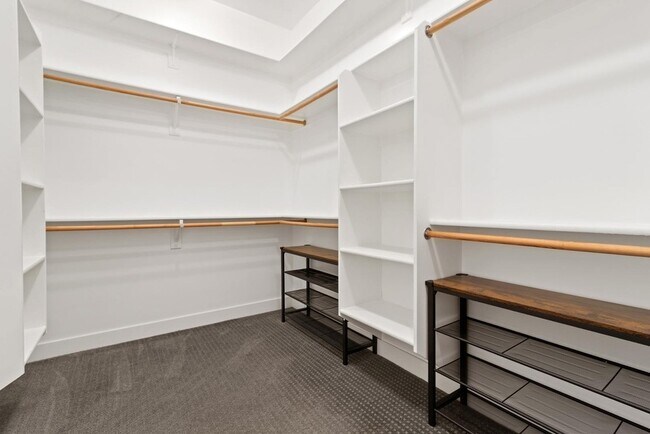 Building Photo - 4533 E Devonshire Ave