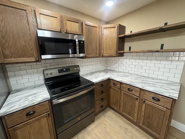 Building Photo - 218 S Oak St