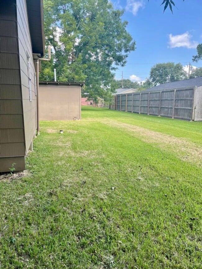 Building Photo - Mid August Move In