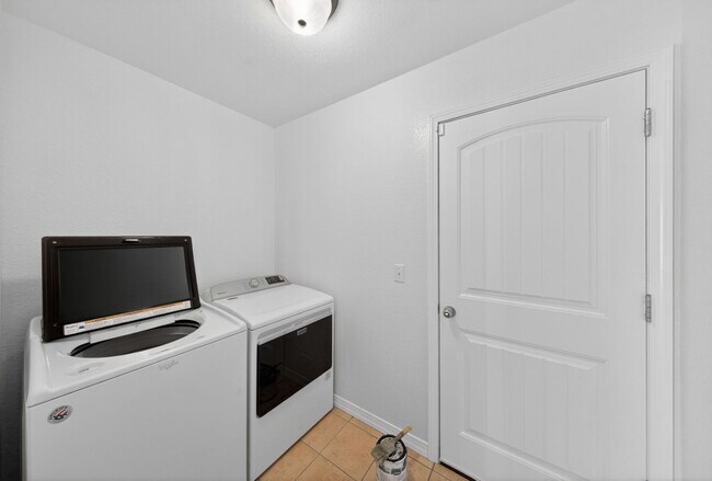 Building Photo - Are you looking for a short term rental. Look No further!!