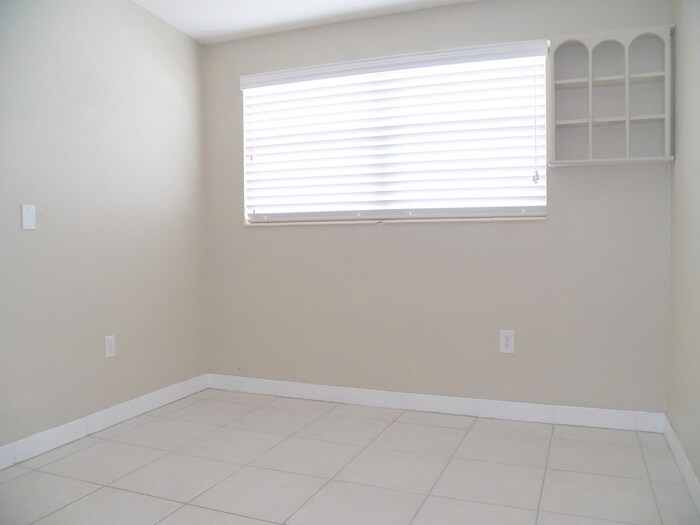 Building Photo - 2514 10th Ave Dr E