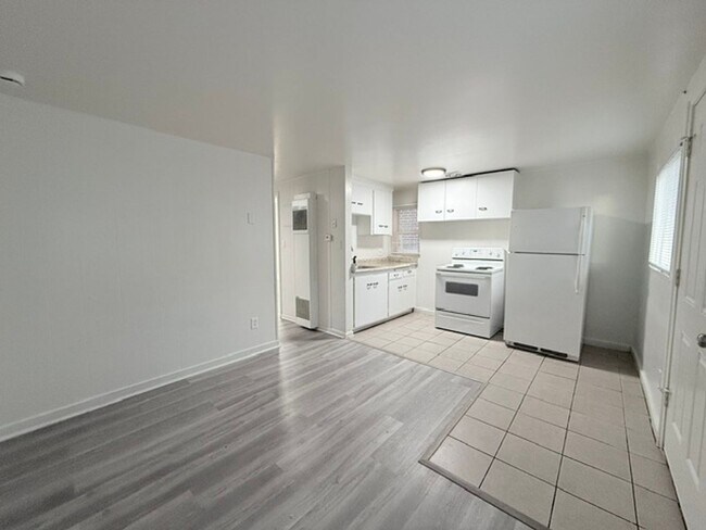 Building Photo - Charming 1 Bedroom 1 Bathroom Apartment *M...