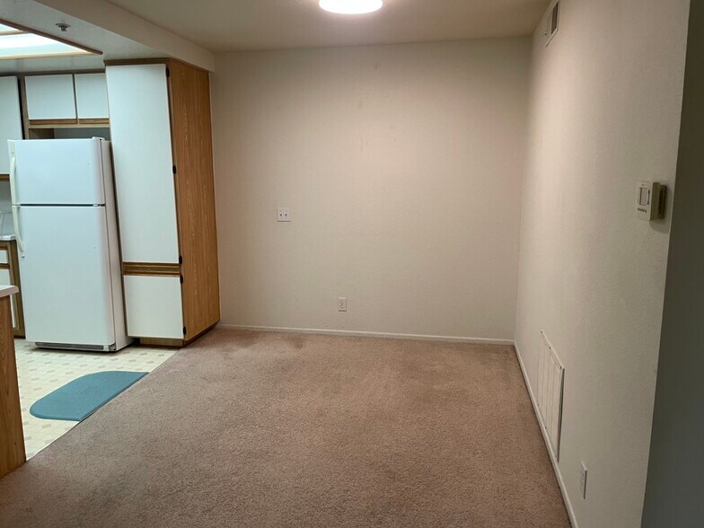 dining area - 2800 Keller Dr