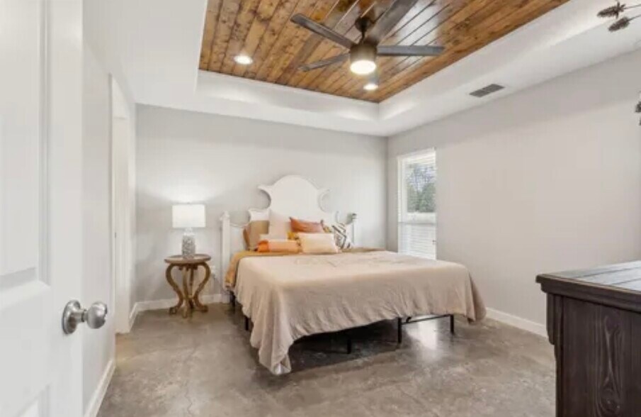 Building Photo - 2314 Creekview Dr
