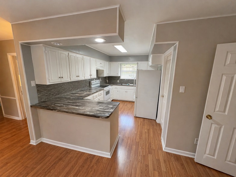 Kitchen - 2307 Oliver Ave