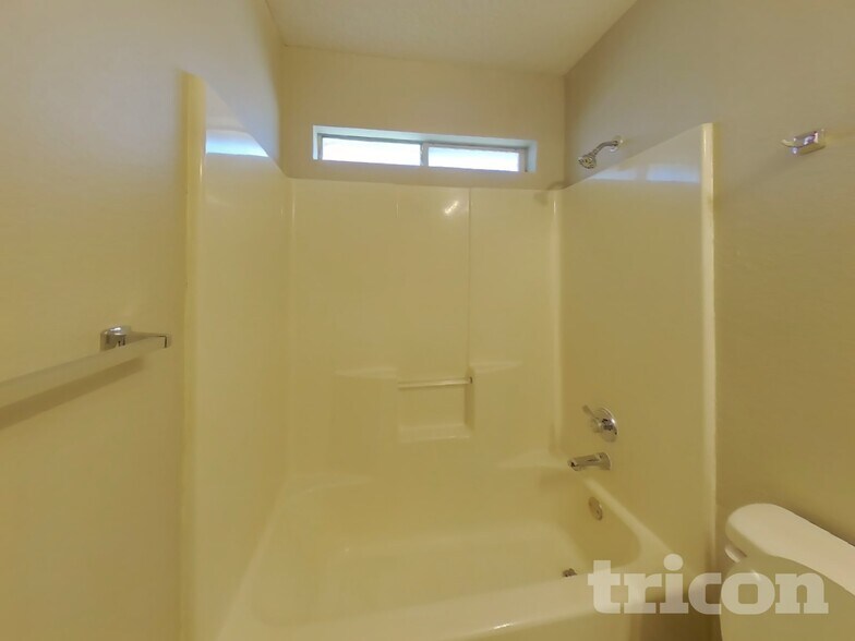 Building Photo - 409 Roan Ln