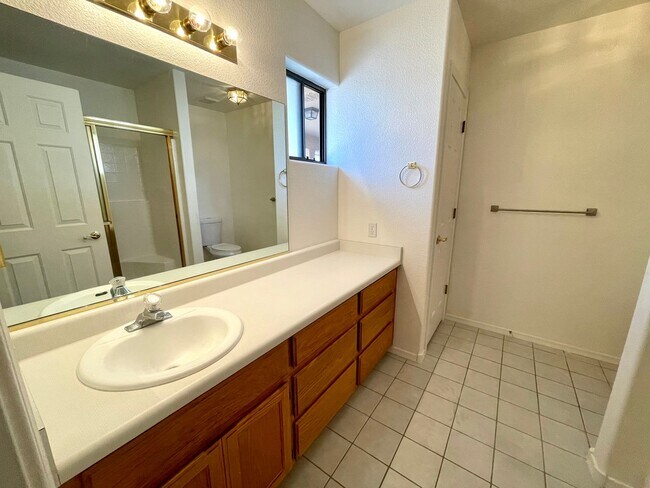 Building Photo - Cute 3 Bedroom Home in Center of Kingman- Available Now!