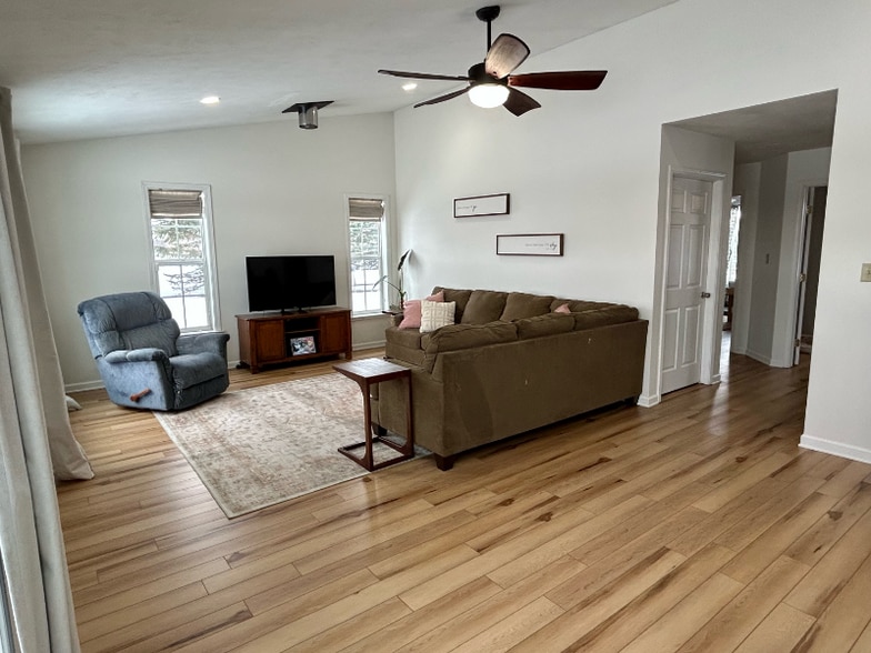 Building Photo - 40020 Selos Rd