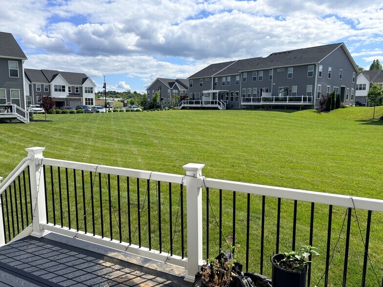 Building Photo - 213 Catalpa Ln