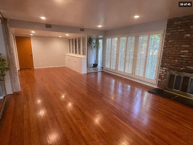Building Photo - 1085 Riviera Dr