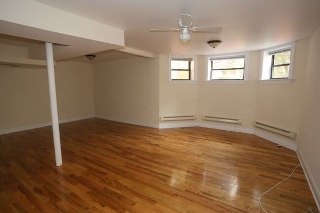 Building Photo - 1133 W Oakdale Ave