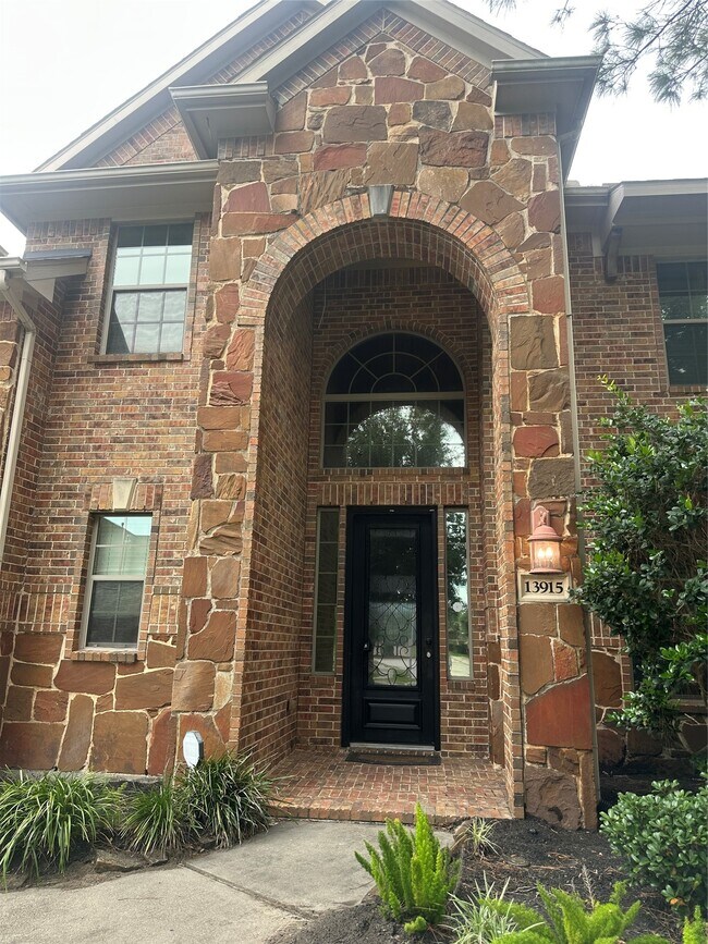 Building Photo - 13915 Sawmill Run Ln