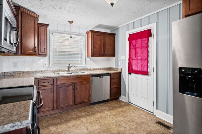 Building Photo - Renovated 3 Bedroom Pet Friendly Home For Rent!