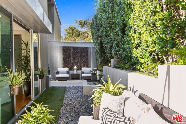 Building Photo - 9416 Beverlycrest Dr