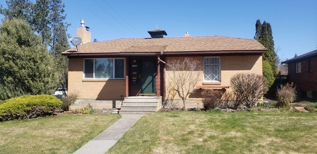 Building Photo - Available June 10th 3-bedroom, 2 bath home on a corner lot near Hamblen Elementary School