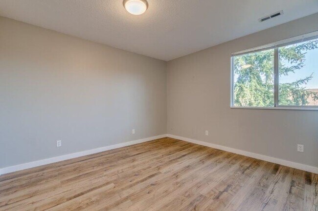 Building Photo - Updated 3 Bedroom, 1.5 Bathroom Duplex in ...
