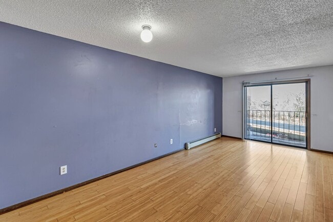 Building Photo - Bright & Spacious 1BD/1BA Top-Floor Unit with Stunning Views!