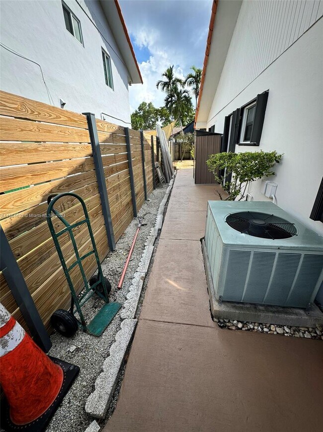 Building Photo - 9110 SW 9th Terrace