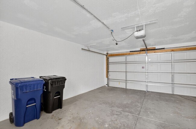 Building Photo - Modern Updated Tempe Townhome Near ASU & Downtown with Resort-Style Amenities
