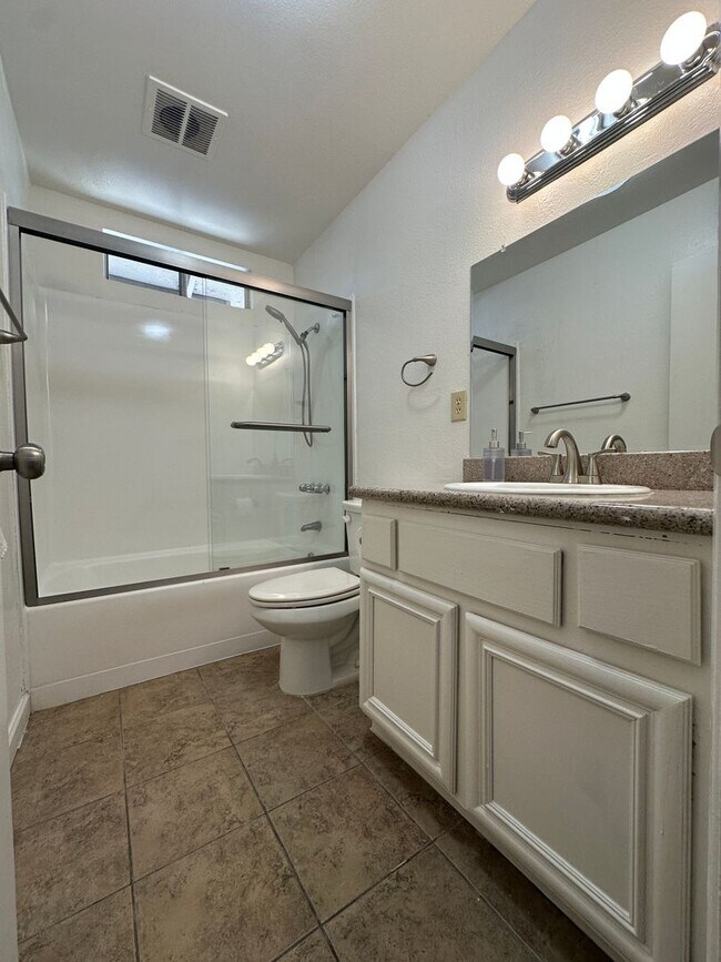 Building Photo - 525 Downing Ln