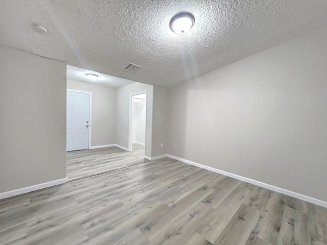 Building Photo - Spacious 4- Bedroom Remodeled Home in Palm...
