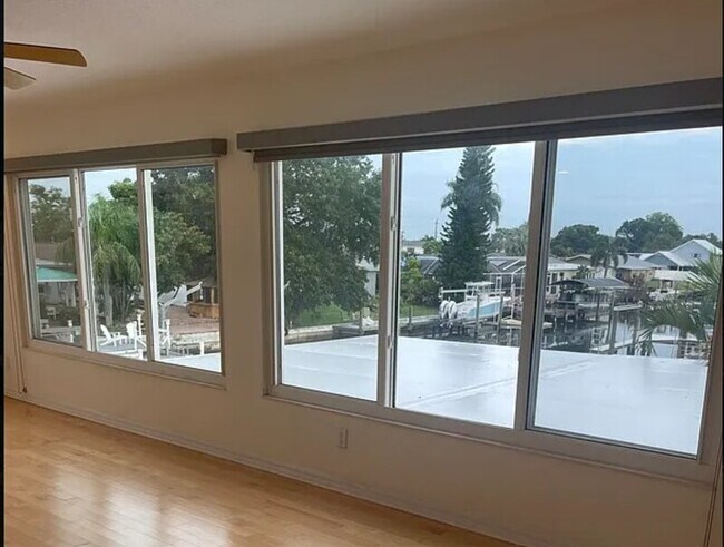 Building Photo - 8771 Bay Pointe Dr