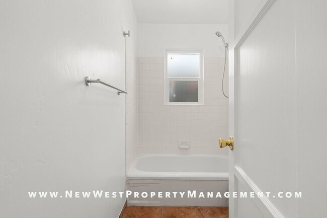 Building Photo - Recently Renovated University Heights 2 Bed 1 Bath with 2 off-street parking spaces! Pet OK!