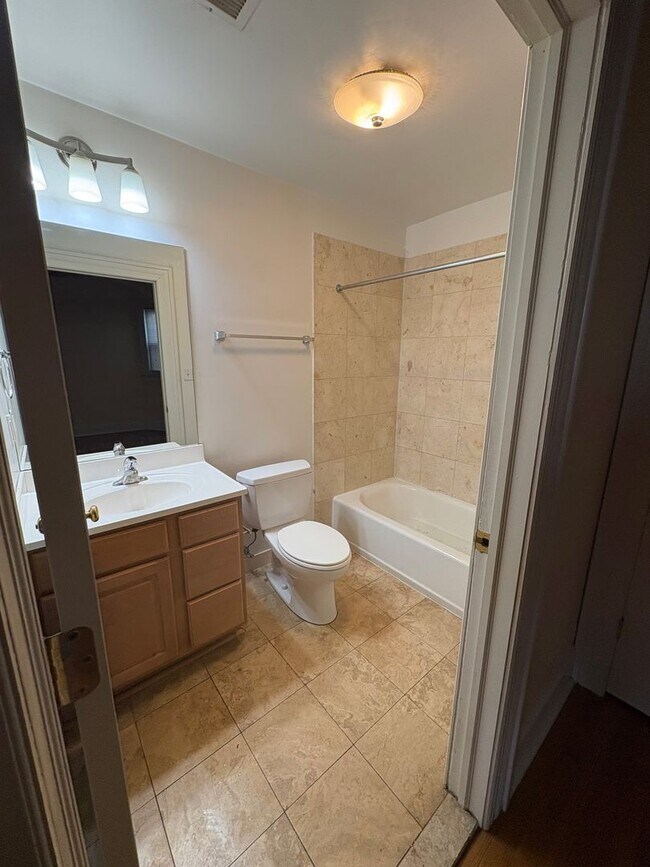Building Photo - Available now! Cozy Updated 1 Bed 1 Bath i...