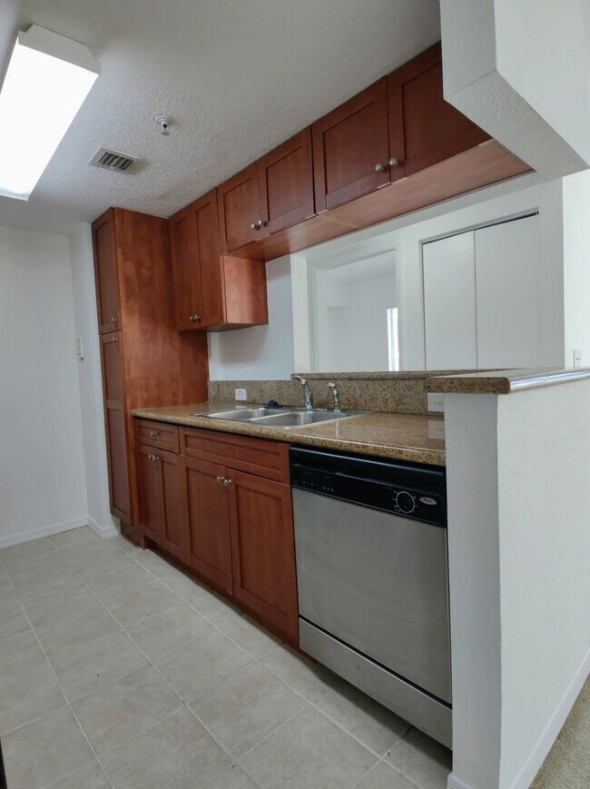 Building Photo - Modern 1BR/1BA Condo with Stainless Steel Appliances – Downtown Miami