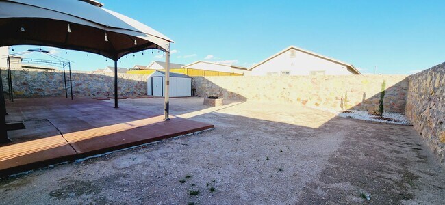 Building Photo - Stunning 4 bedroom, 2 bath home in East El Paso!
