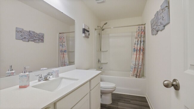 Building Photo - 4 bedroom 2.5 bathroom Single Family Home