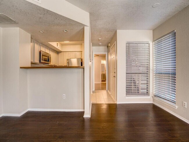 Building Photo - 2300 Balsam Dr