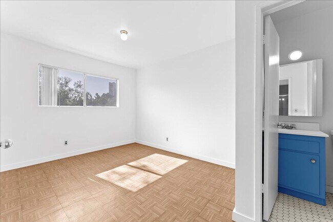 Building Photo - 4909 Sycamore Terrace