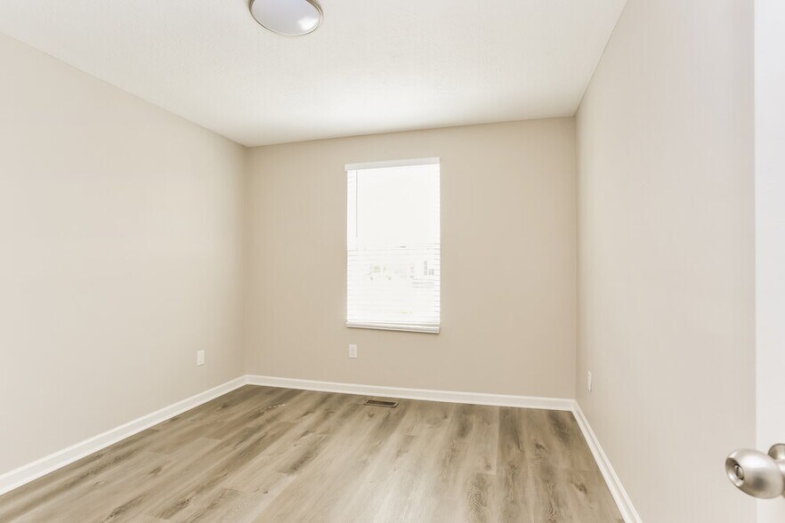 Building Photo - 804 Zeller Dr