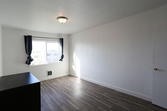 Building Photo - 1871 46th Ave