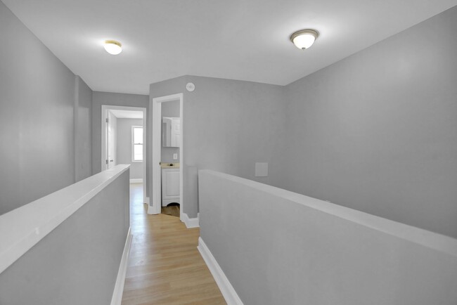 Building Photo - Spacious Renovated Baltimore Row-Home