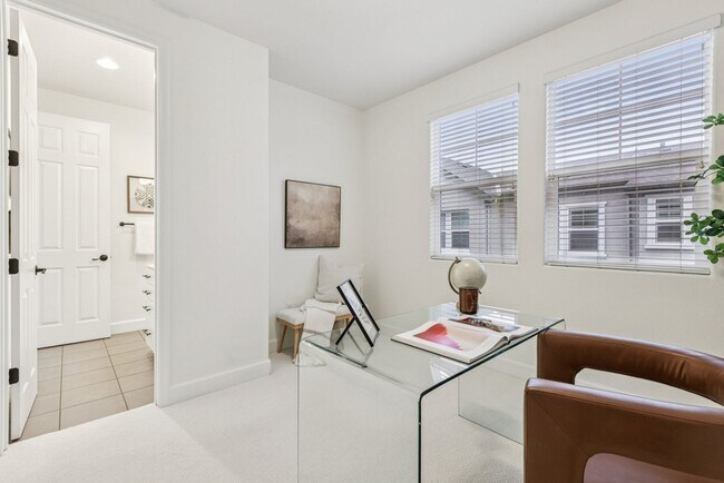 Building Photo - Beautiful Corner-Unit Townhome Near Downtown – 4 Bed | 3 baths